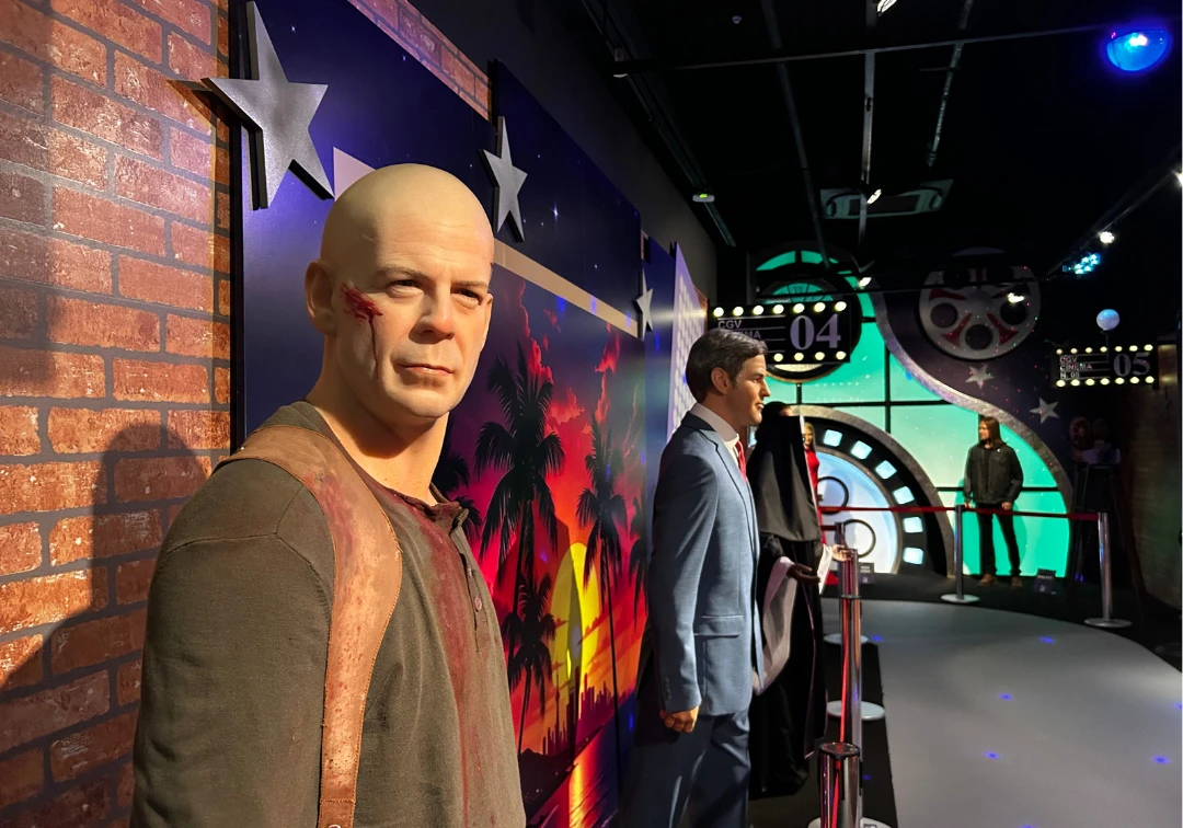 Sua jornada pelo mundo das estrelas começa aqui. Cenários imersivos que colocam você dentro dos filmes, séries e momentos mais icônicos da história.