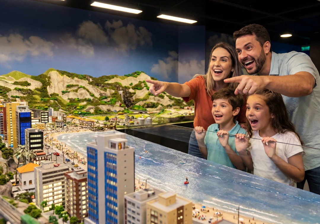 Explore em família praias detalhadas em maquete no Miniland e descubra cada cantinho incrível!