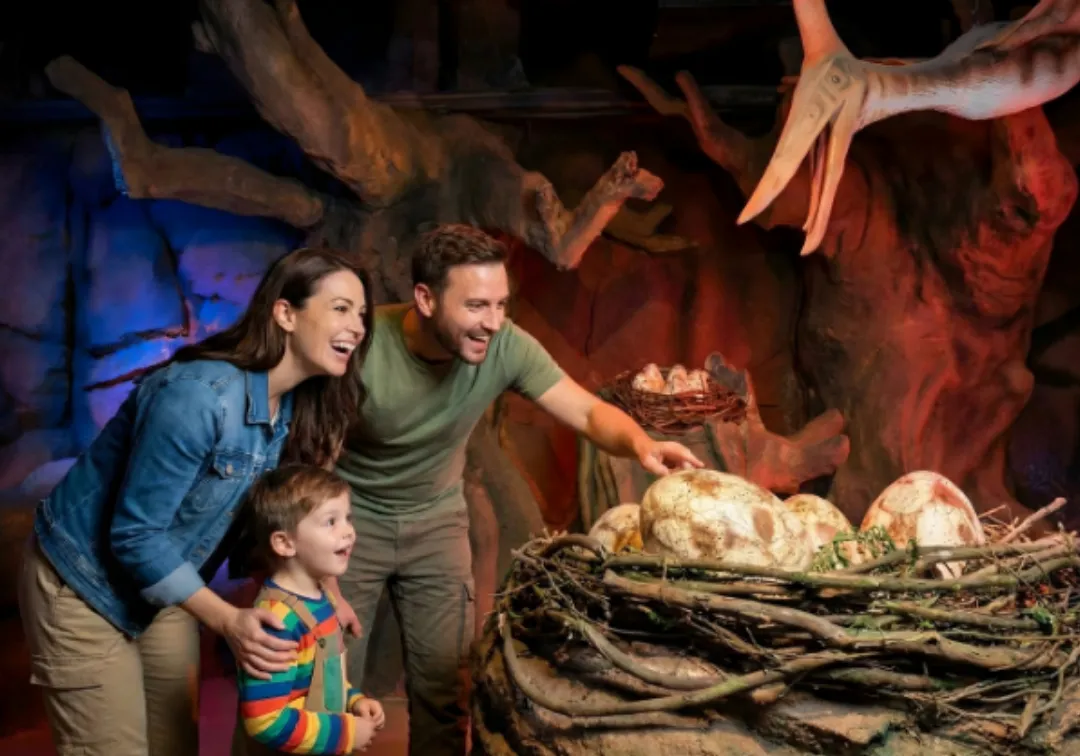 Vale dos Dinossauros: Parque temático com dinossauros animatrônicos indoor.